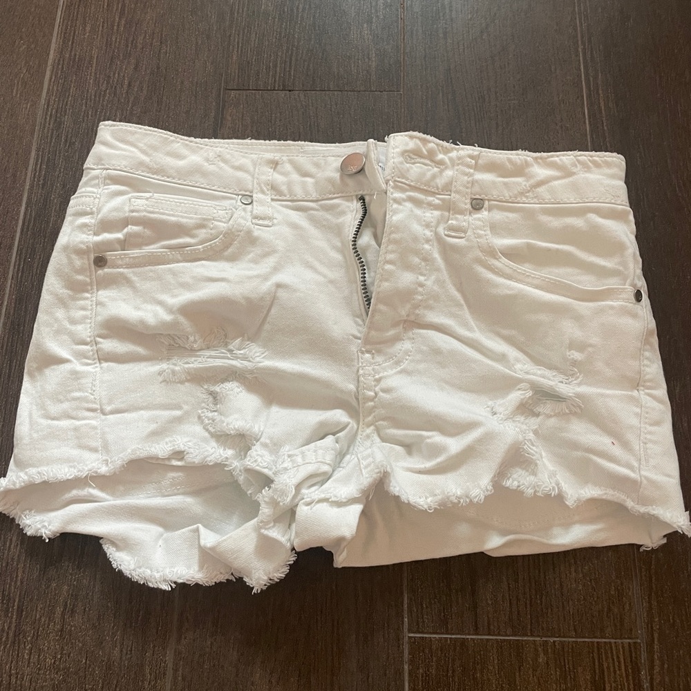 CUTE WHITE SHORTS!